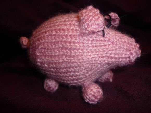 Knitted pig